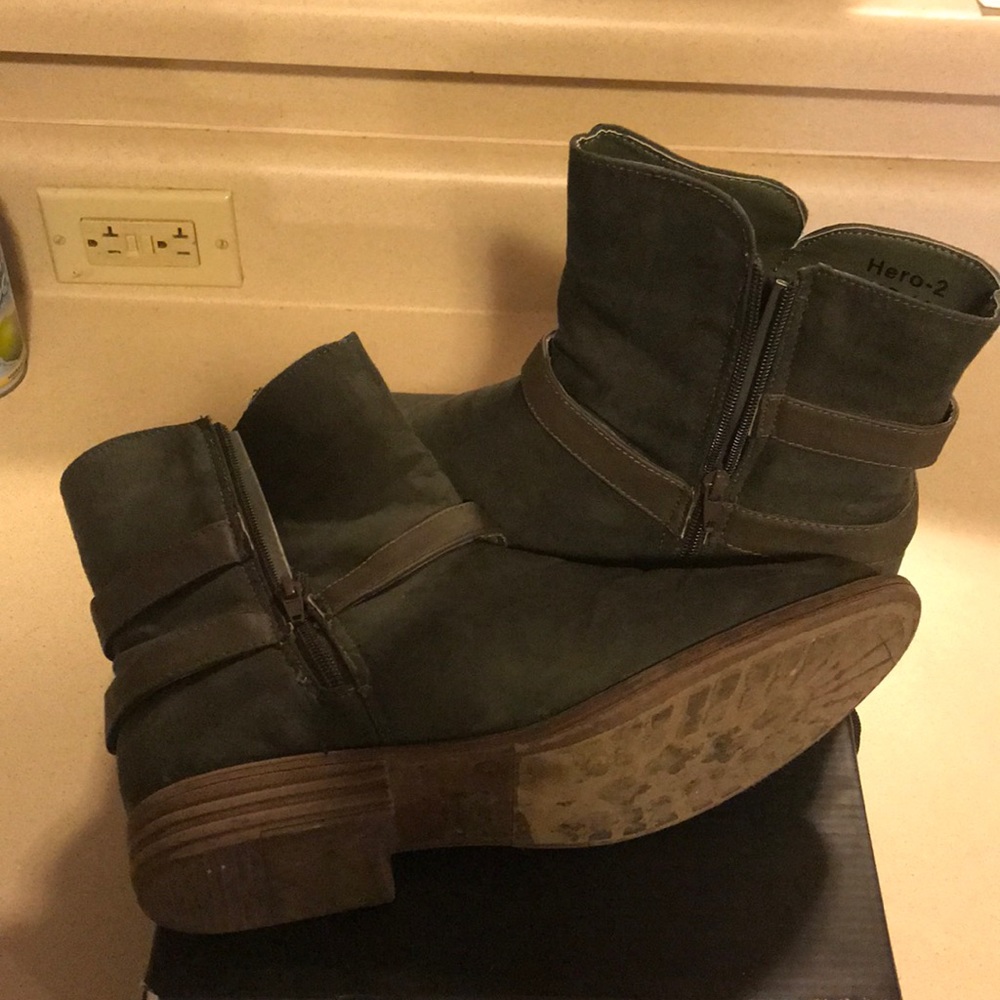 Boots - Picture 5 of 6